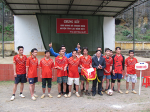 Đội tuyển xã Thanh Hối (Tân Lạc) đoạt giải nhất giải bóng đá thanh niên huyện năm 2011.